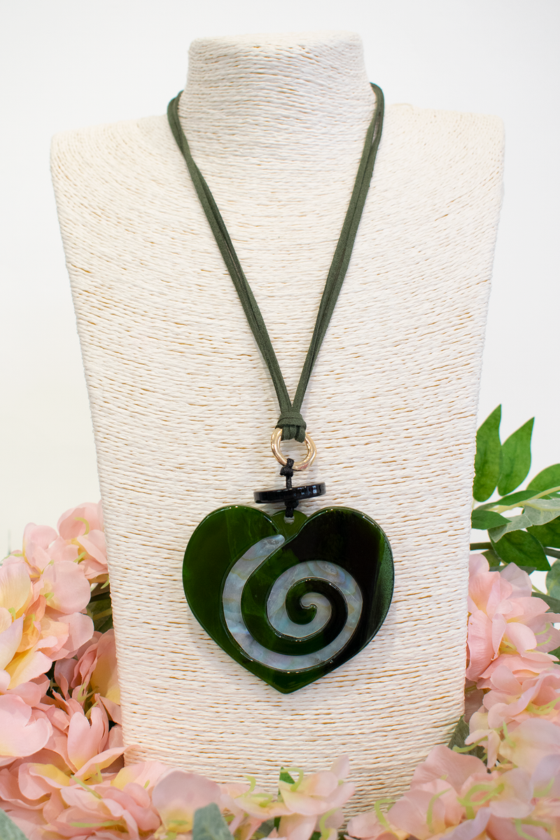 Swirl design resin heart pendant necklace in Green