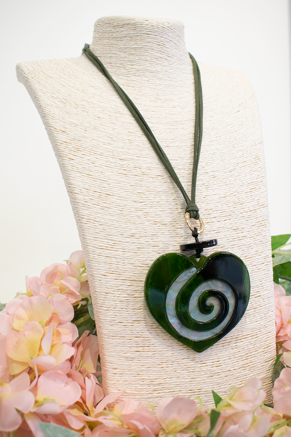 Swirl design resin heart pendant necklace in Green