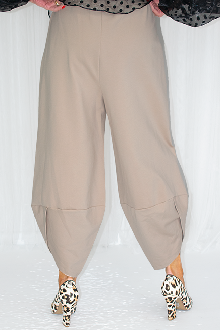 Reagan Scuba Two Pocket Cocoon Trouser in Mocha