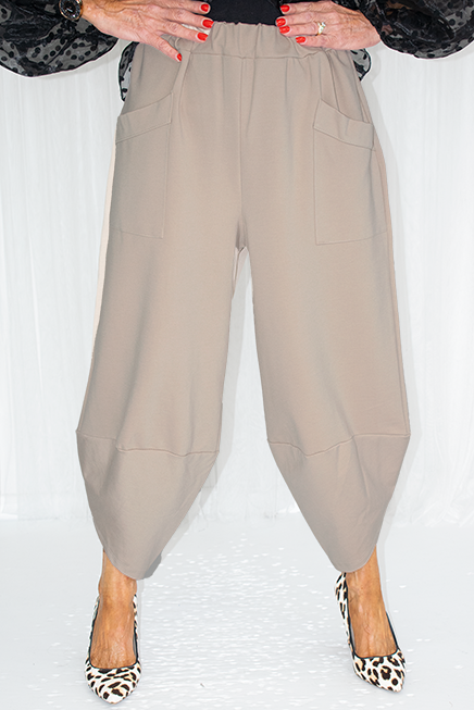 Reagan Scuba Two Pocket Cocoon Trouser in Mocha