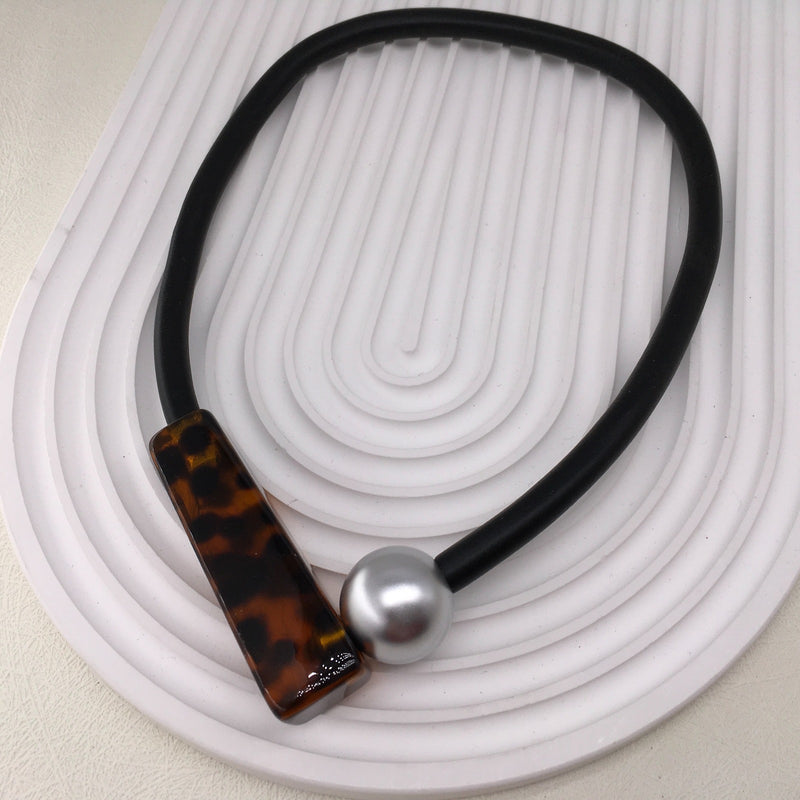 PEARL MAGNETIC FASTENING TORTOISE SHELL RUBBER NECKLACE