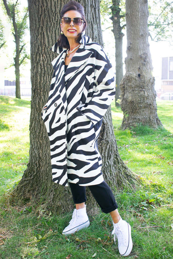 Elegant Holland Park Coat in Monochrome Animal Print white/black