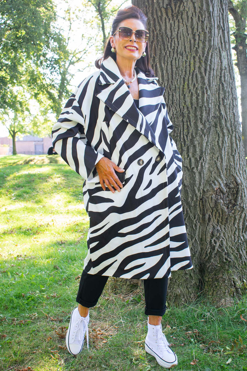 Elegant Holland Park Coat in Monochrome Animal Print white/black