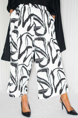 Preeya Pleat Swirl Print Trouser in Monochrome