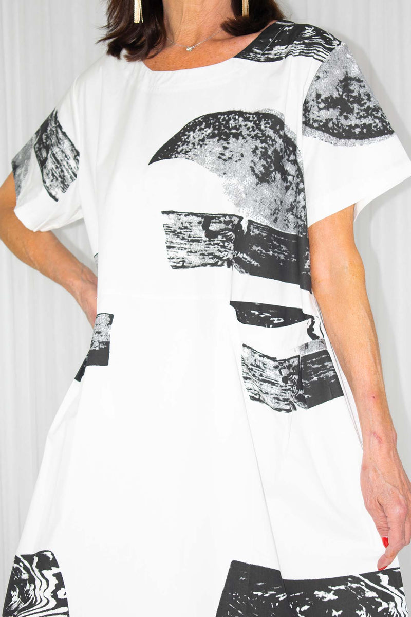 Zeta Abstract Print Two Pocket Dress in White